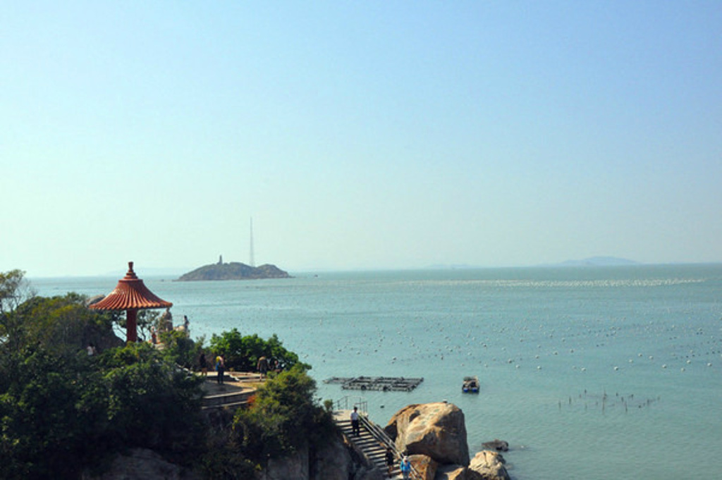 我跟客人介绍金银岛就这句:天色水色好的时候,前面的养殖场非常好看