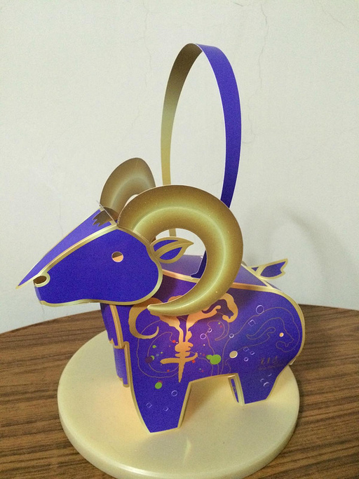 亲手折的小羊灯笼,机场免税店的赠品.楼下满是绿植的大厅