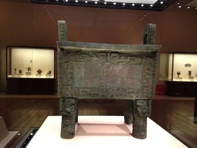 中华第一大鼎:后母戊鼎.博物馆免费领票,可参观一天,展览内容很丰富.