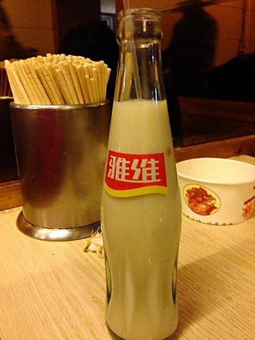 点了一瓶当地的豆奶