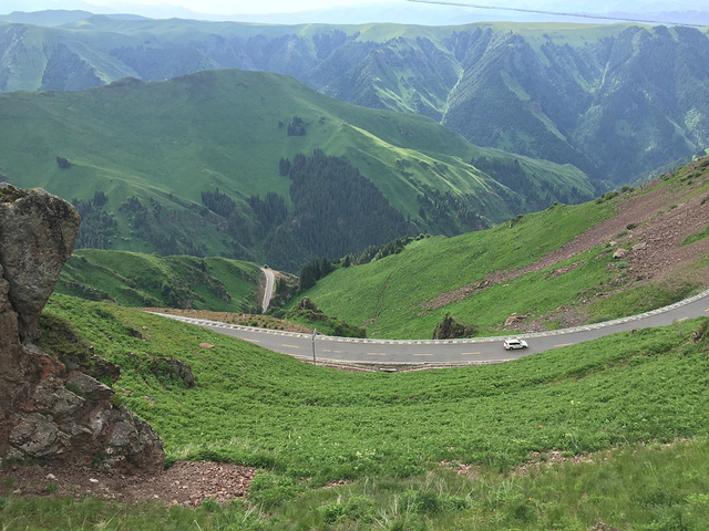 "...风景，但路吐险峻，崎岖蜿蜒，由于早上下了雨，中途有一段山体滑坡，抢险车现场抢险，耗时半个多小时_巴音布鲁克景区"的评论图片