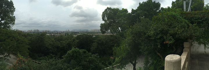 代方仲荀曾以出城先见塔,入寺始登山的诗句描