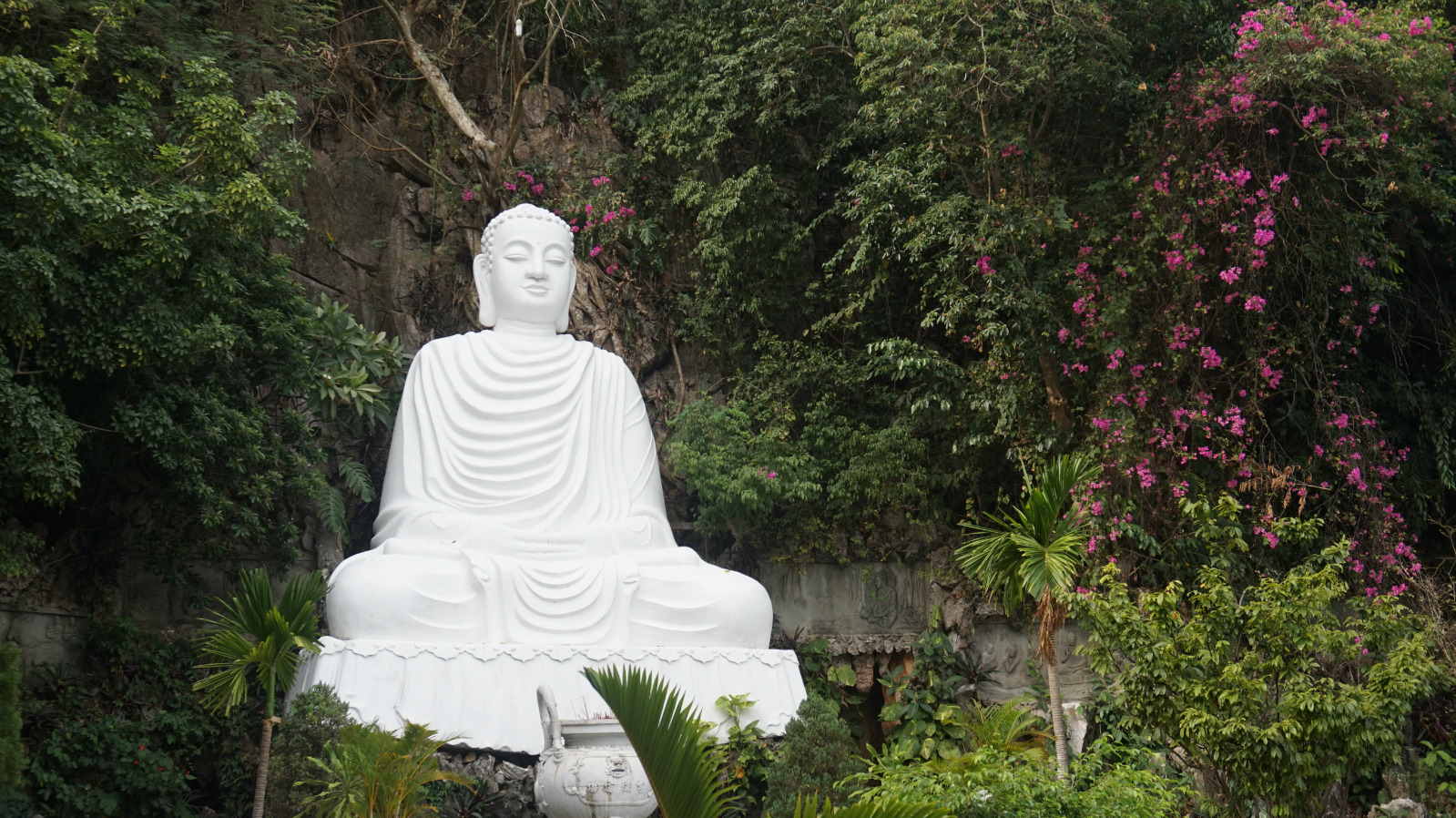 五行山景区包括金-木-水-火(2顶)-土,有许多洞穴和古寺,每座洞穴和