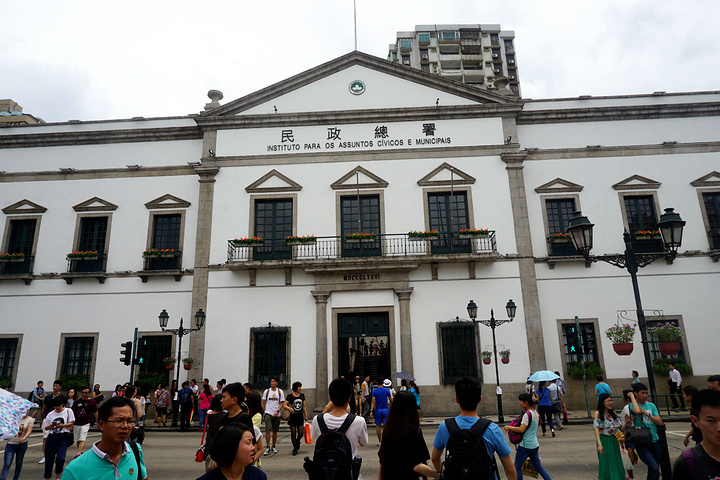 2017民政总署大楼位于澳门半岛新马路163号,