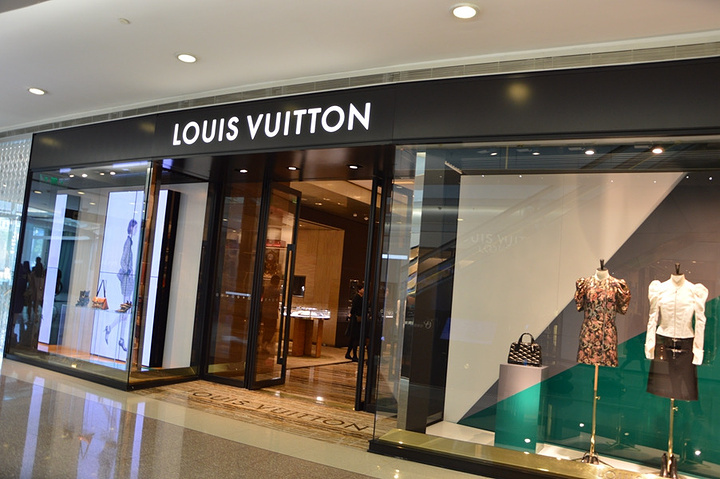 都非常高大上了早些年就是上海的top品牌聚集点了随着最近几年国金ifc