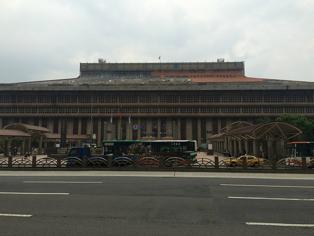 30岁以内的同学可以在机场或者台北车站捷运