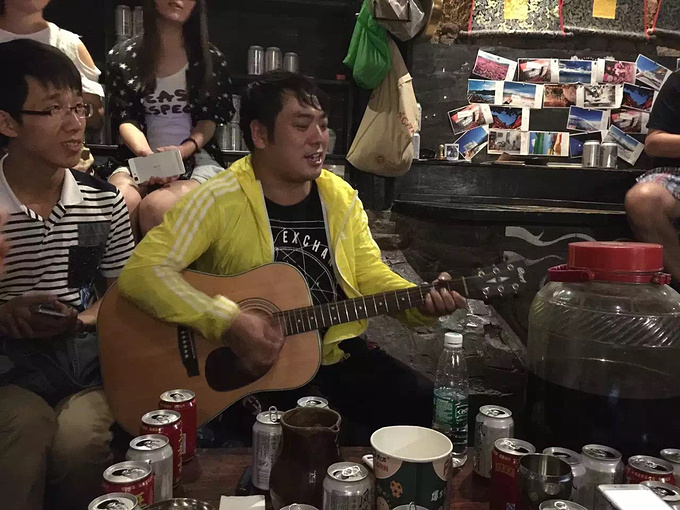 地,挤满了人,此人名叫宋钊,微博:宋钊一光年大冰的小屋对面是老兵火塘