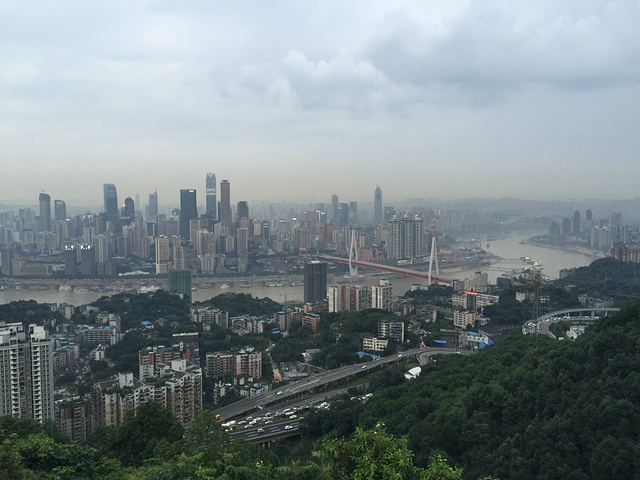 在南山一棵树观景台可以看到两江夜景,遥望朝