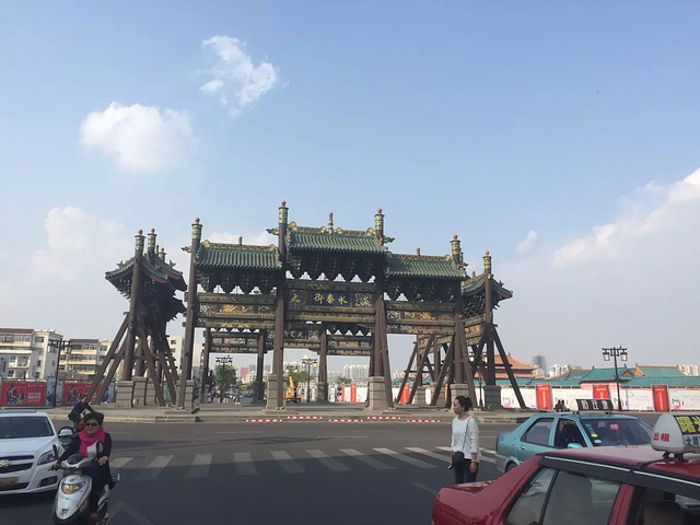 "善化寺边上的仿古建筑群。听说这家店的东西挺好吃很有特色，奈何我是一个人出门，就没有进去尝尝了_善化寺"的评论图片