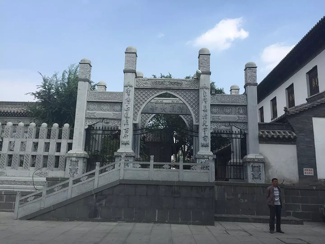 "善化寺边上的仿古建筑群。听说这家店的东西挺好吃很有特色，奈何我是一个人出门，就没有进去尝尝了_善化寺"的评论图片