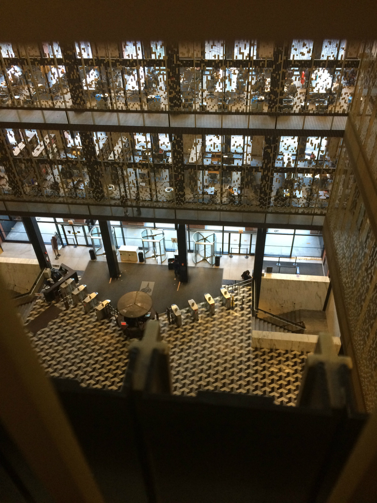 2019纽约大学游玩攻略,图书馆门前是一片小型公园,.【去哪儿攻略】