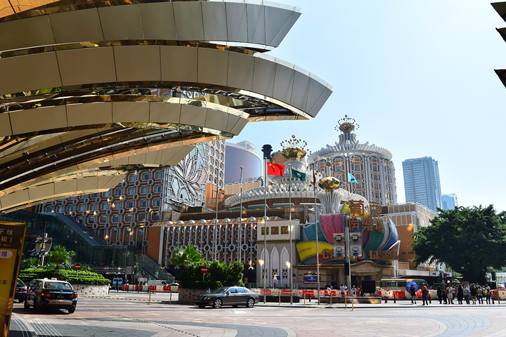 于是拿着仅有的两百多澳门币买了两张门票