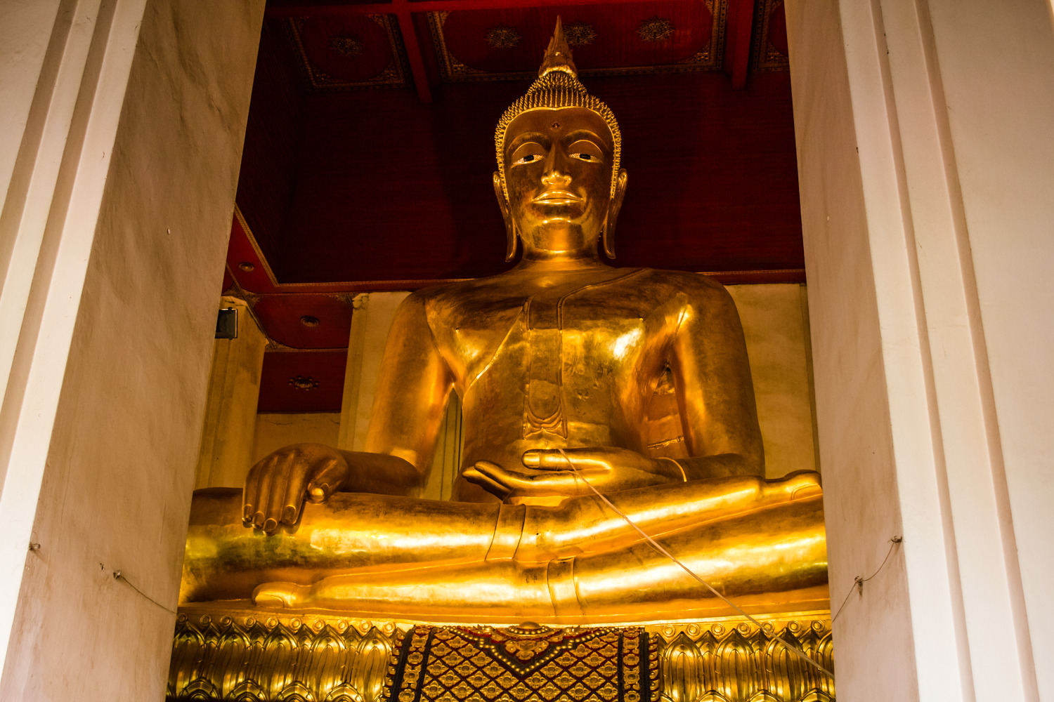 蒙坤巫碧寺,外观虽然没有大城其它寺庙那般宏伟瑰丽,但是在它的大殿之