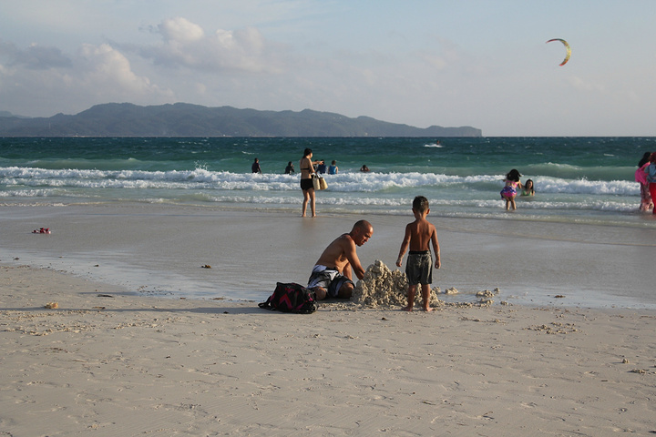 017和时而碧绿、时而湛蓝的海水构成一幅最美