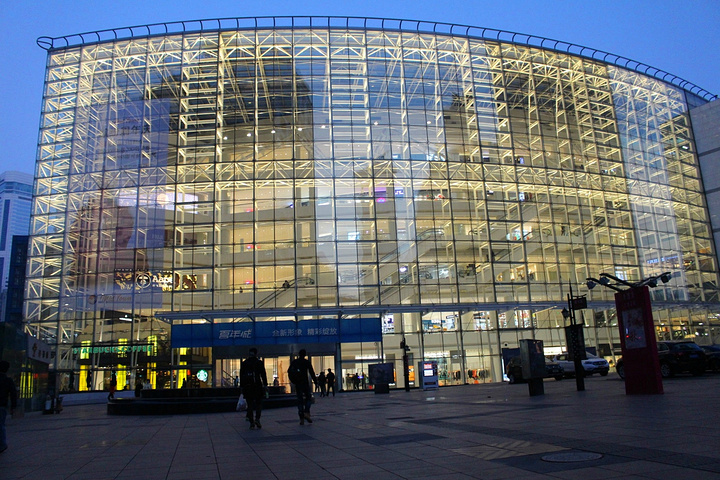 百年城与其说是一家购物中心,不如说是一件建筑艺术精品.