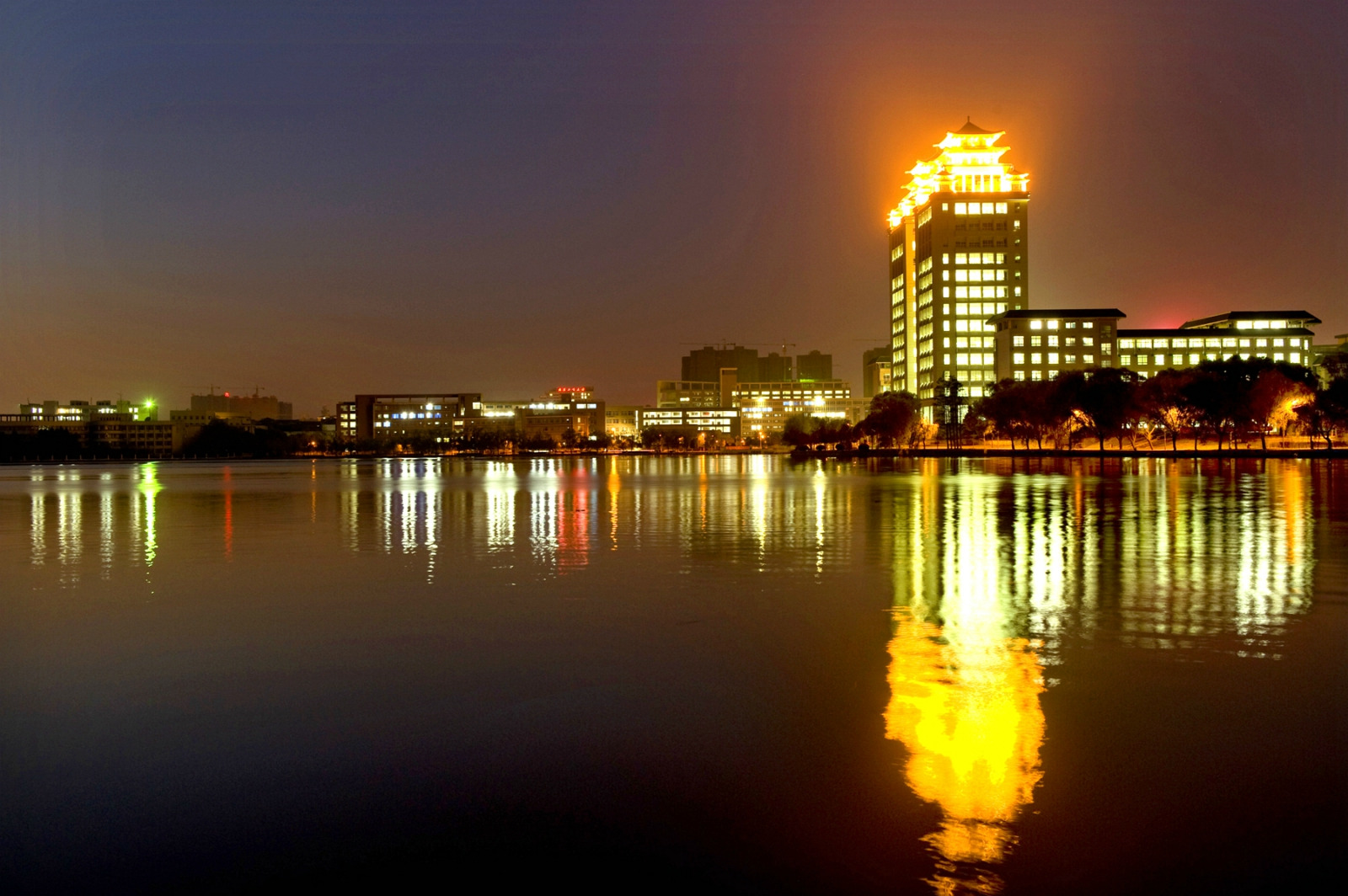 远远的望去,很是霸气,在顶层可以将南湖风光尽收眼底.
