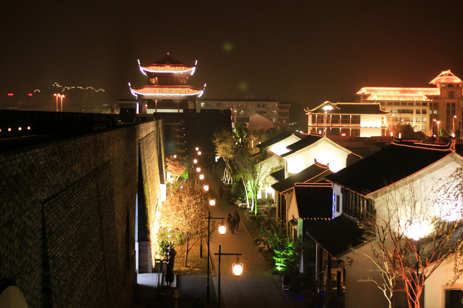 的最佳时间可以欣赏到相门夜晚的灯光映照当然还可以在城墙上面欣赏到