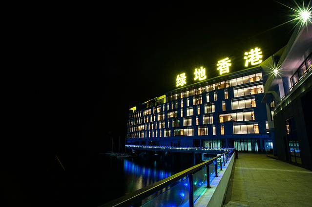 晚上酒店的外观很漂亮的,尤其是那绿地香港四个字,假装在香港的成功率