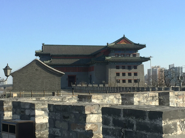 北京火车站附近的明城墙遗址公园你可以触碰500年历史的城墙参观全国