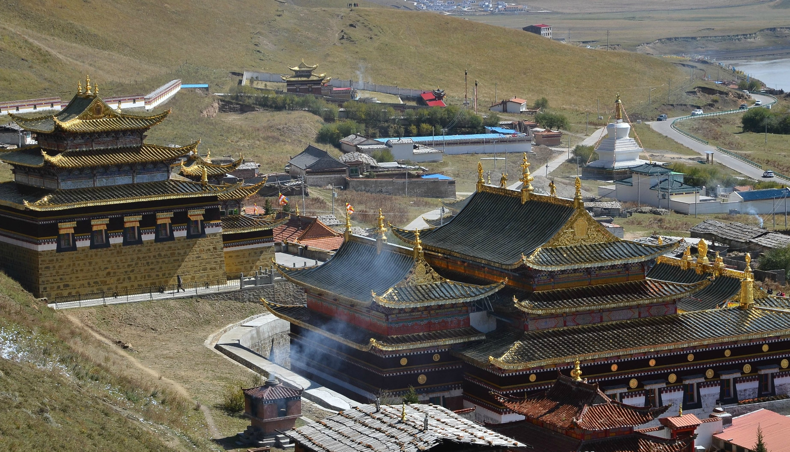进入九曲黄河第一湾景区后先会路过一个寺庙群索格藏寺唐克乡的索克藏