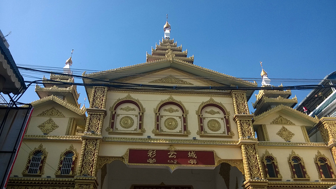 美食的话推荐去步步冷饮店(腾讯地图能导航出来,建议逛完了彩云城步行