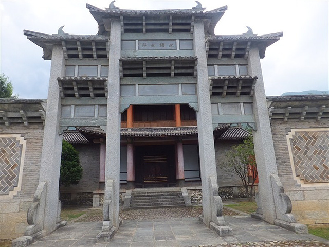 景区正门挂的是金庸那副著名的对联飞雪连天射白鹿笑