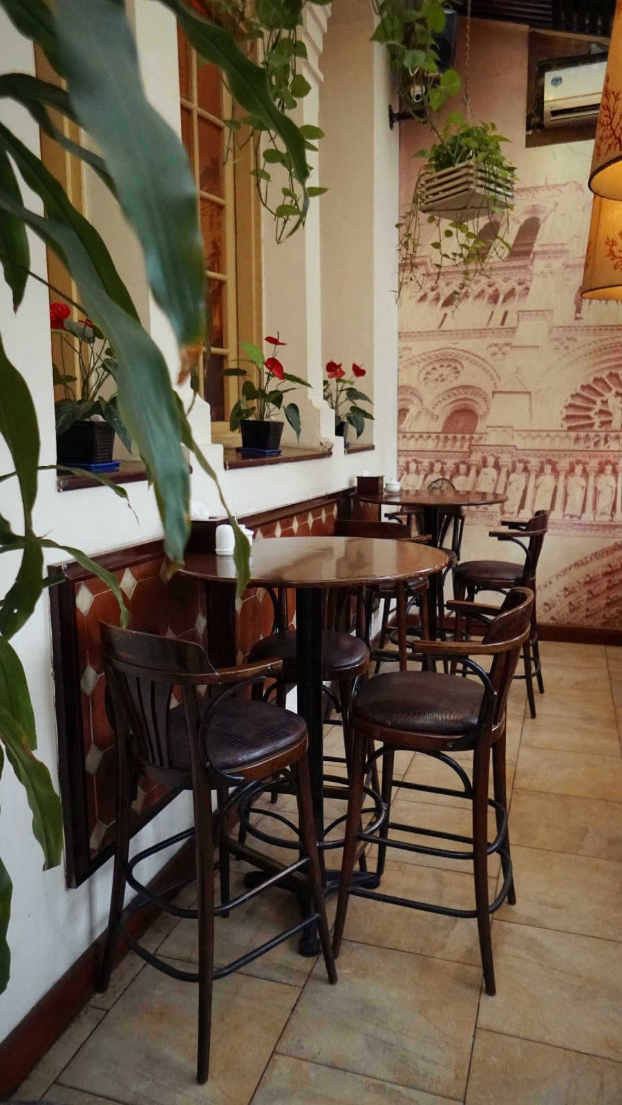 咖啡厅内部很大有好几个分区,但好像没有非吸烟区,所以整体里面的空气