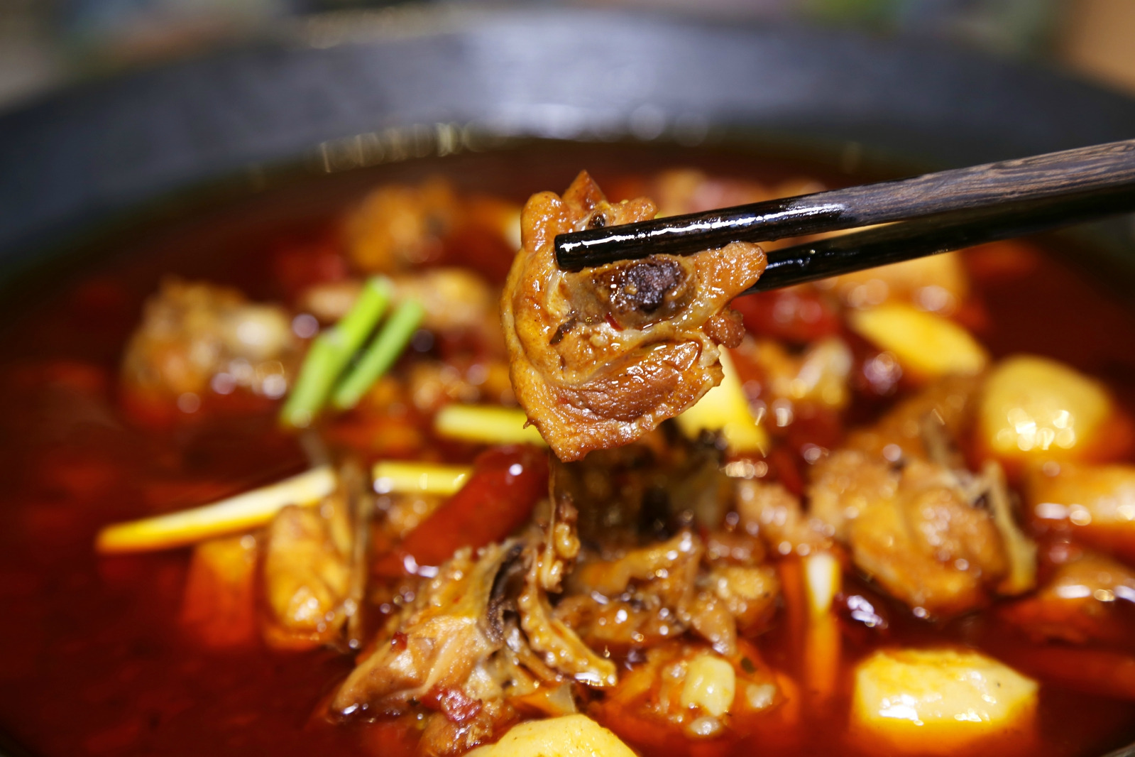 水泊梁山鸡麻辣香锅金桔柠檬推荐:麻辣酸菜鲈鱼,红二代冰粉,招牌冷面