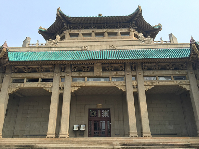 武汉大学老图书馆延续昨晚的噩梦虽然我们没有走错但是樱花大道维修