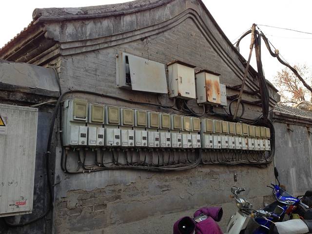 老式电表,其实这边居民还是不少的吧.