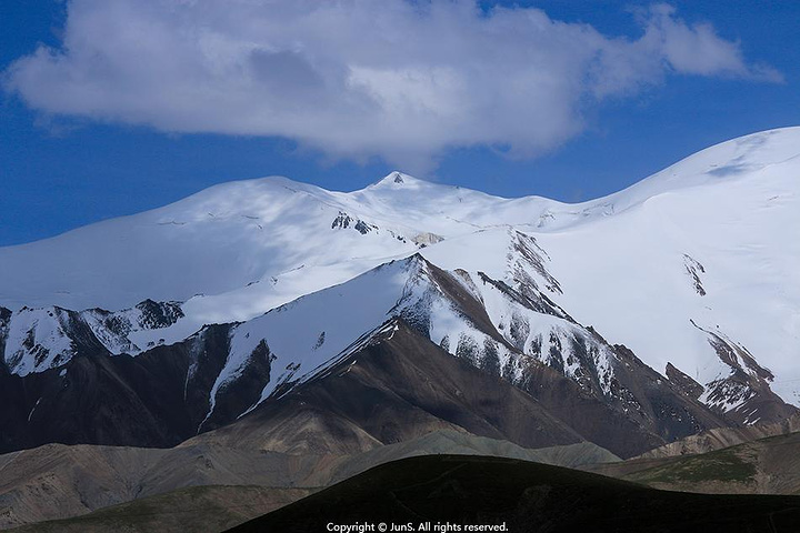 "...上的一道风景,青藏铁路是世界海拔最高的铁路,它与雪山的完美合影呈现在世人眼前是非常了不起的画面_昆仑山"的评论图片