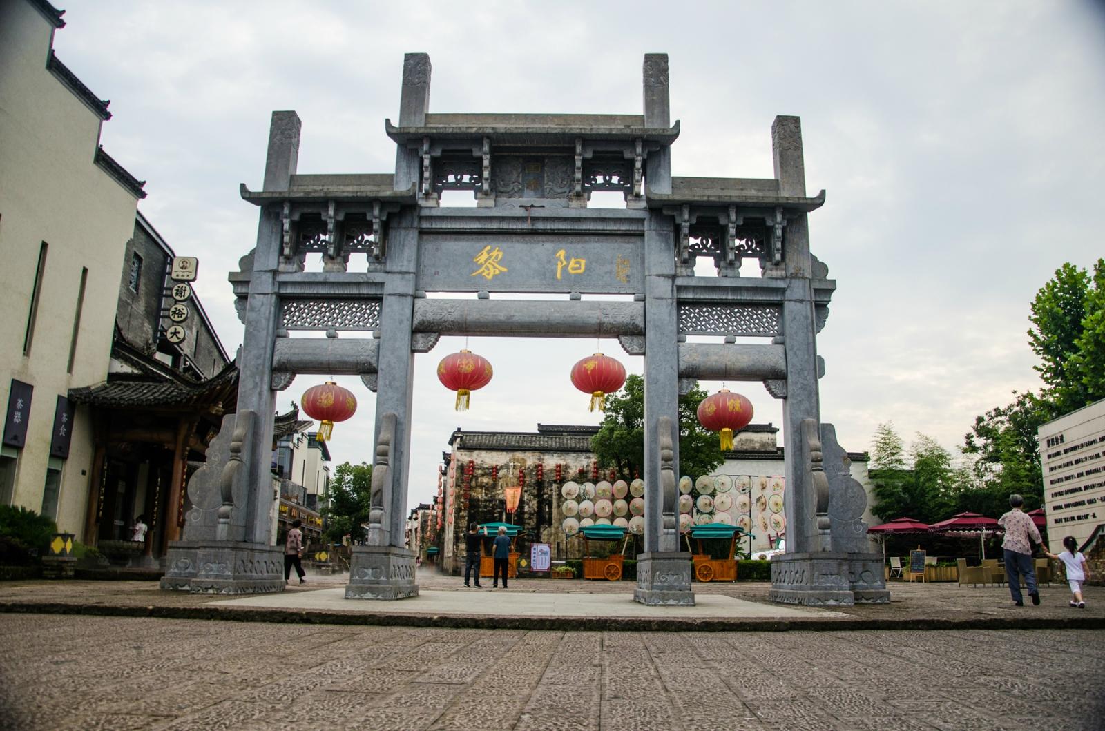 雨过天晴后的老街池子里散发出如仙境般的雾气非常的美但是对于一般