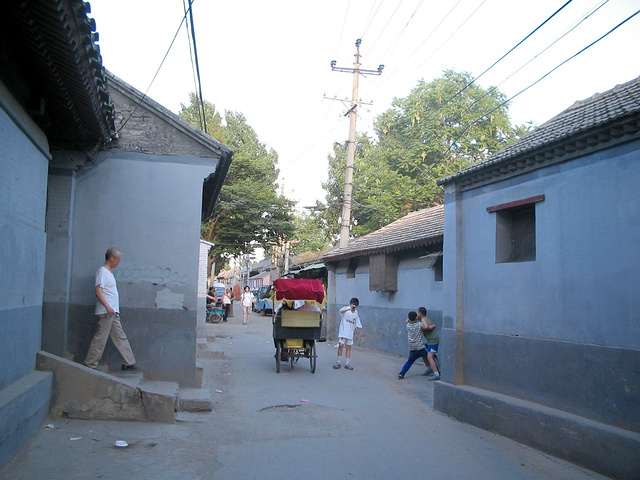 .达广场时发现有不少警察在巡逻,升旗前一段时