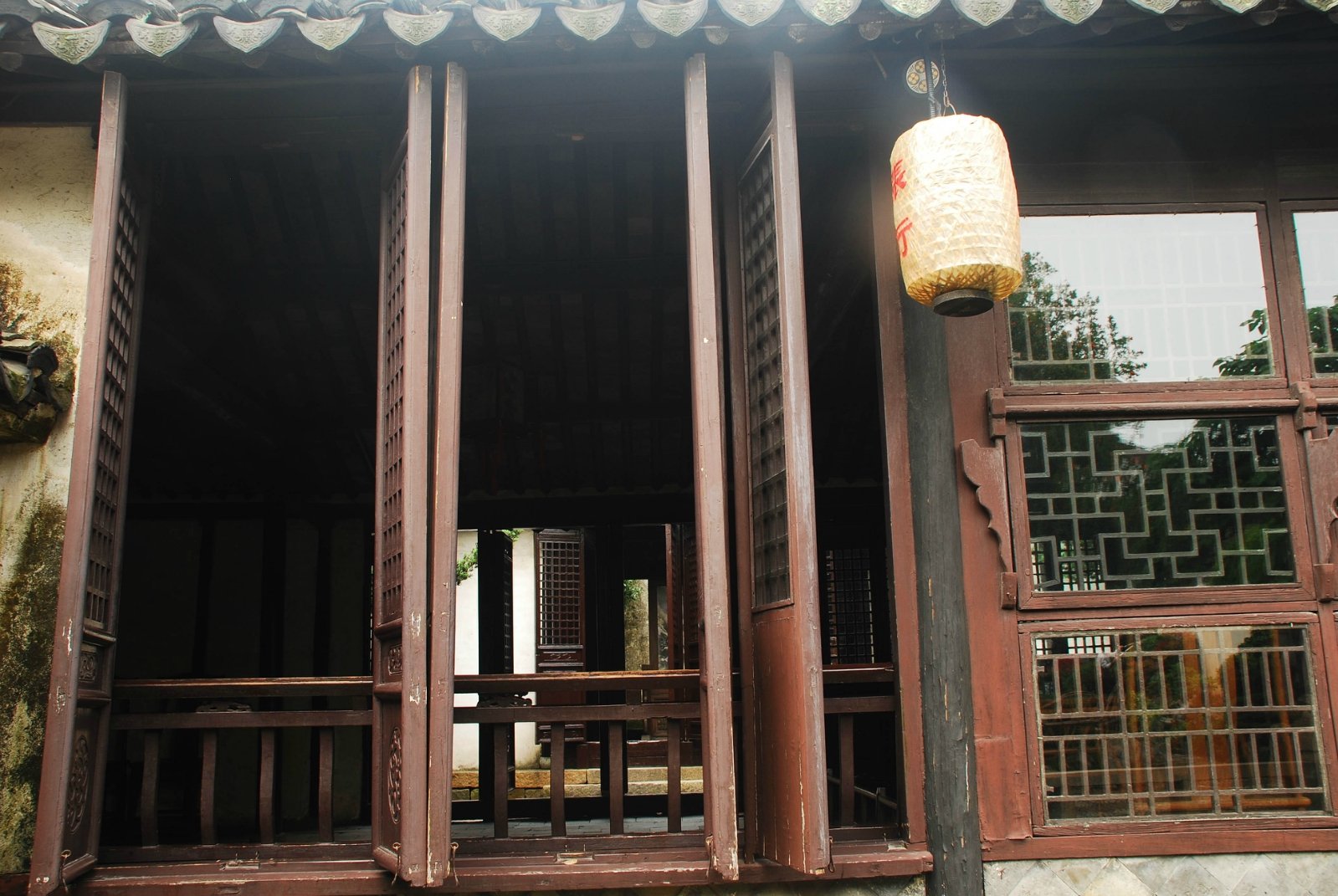 张厅还有一个颇为别致的园林式后院,透过书房即可以看到非常美的景色.