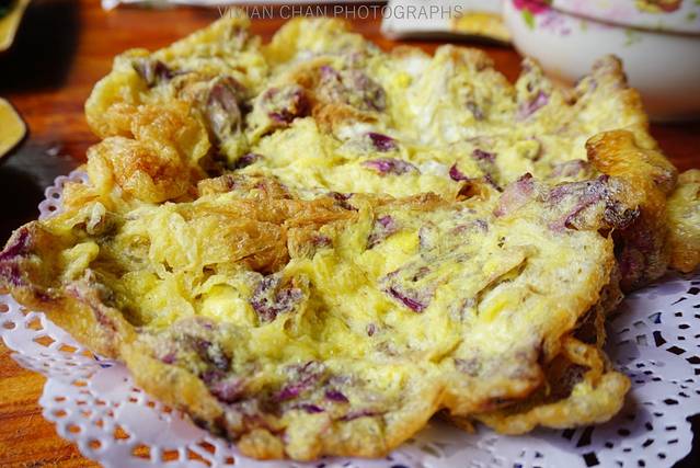 玫瑰花炒鸡蛋,有点油腻,我更喜欢茉莉花炒蛋