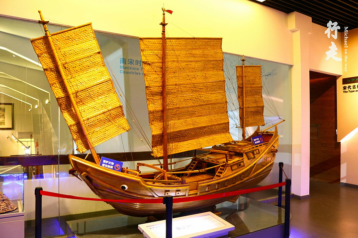 墙上绘制的中国海洋沿海发现的沉船遗址.船舱出土遗址物概览.