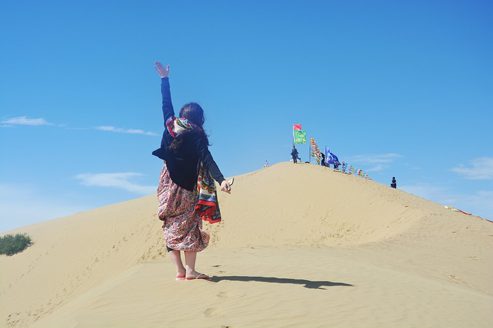 "注意！这里还有沙地摩托、滑沙、、、、等等项目，穿裙子还是不太方便，不过可以在裙子里穿条裤子_金银滩草原"的评论图片