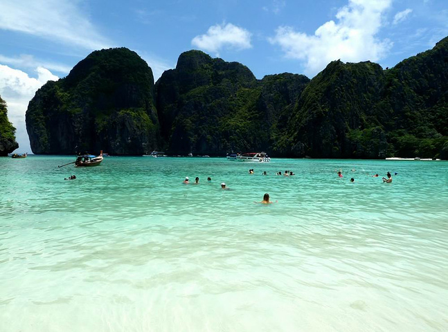 小pp岛西南面的情人沙滩,三面环山,一面向海.