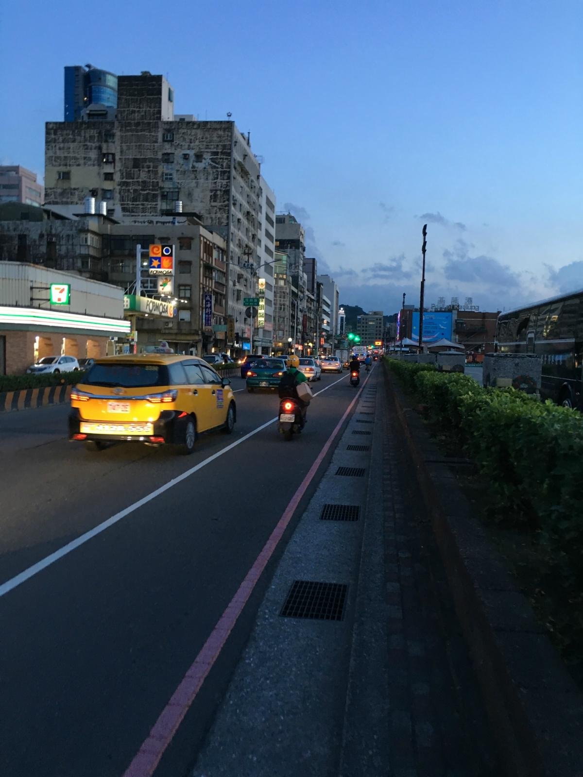 沿着马路往前走,走到基隆港的尽头,有一座桥,这里的风景最美
