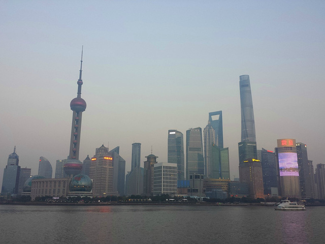 外滩应该是上海必去的景点了吧,没有哪里比这