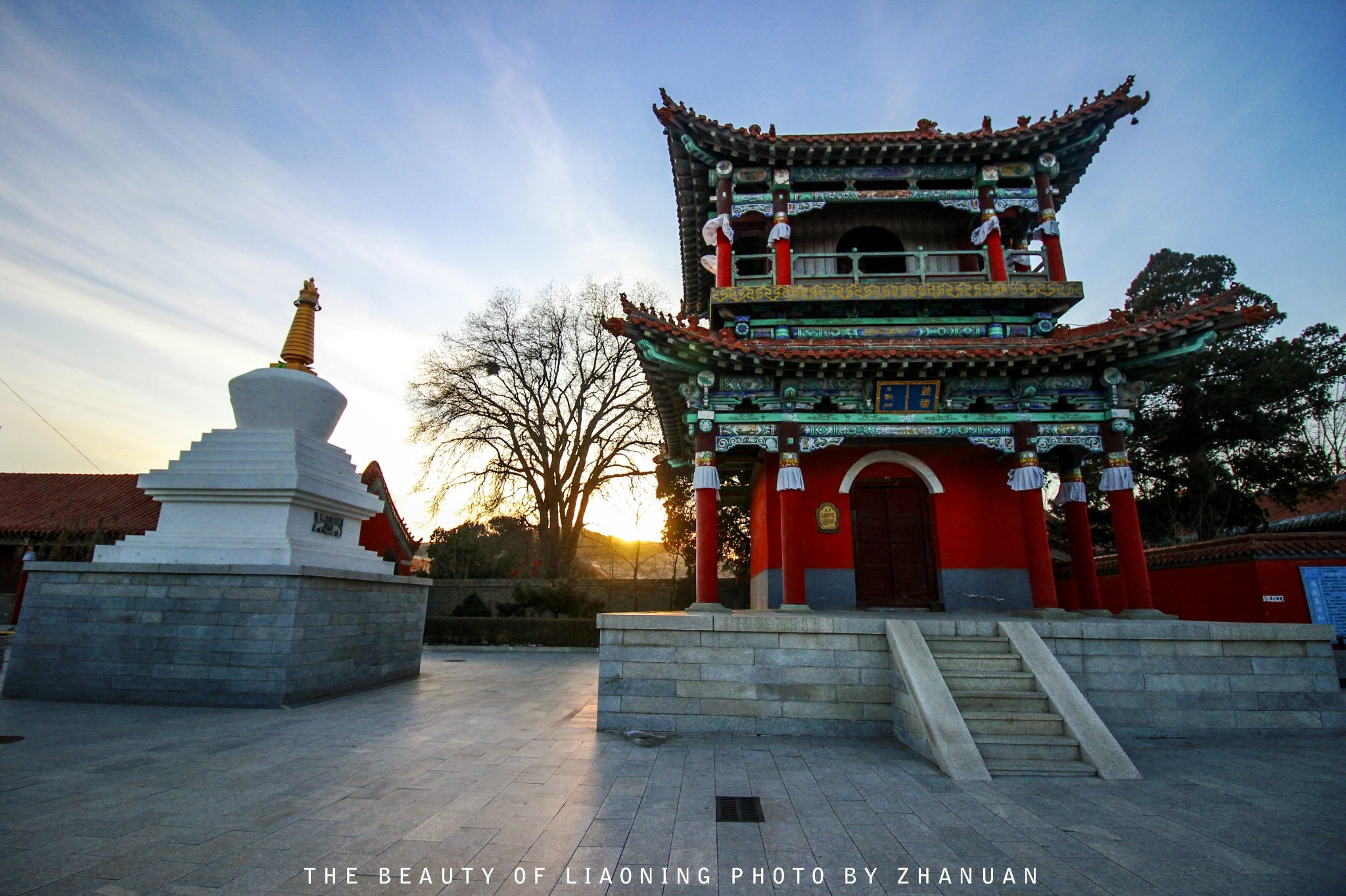 在通向寺庙的每条路旁和附近的山上到处都有大小不一的石雕佛像瑞应寺