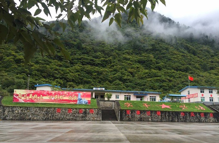 过了巴卡村,一路好走,中午到达通麦镇.