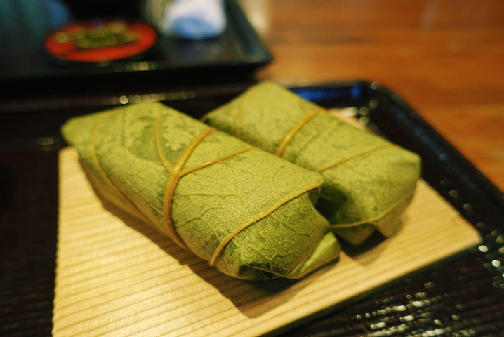 "以十二个月应季食材熬煮的万叶粥出名的和风茶屋。熬粥用昆布高汤，白味噌作底，充满季节的味道_春日荷茶屋"的评论图片