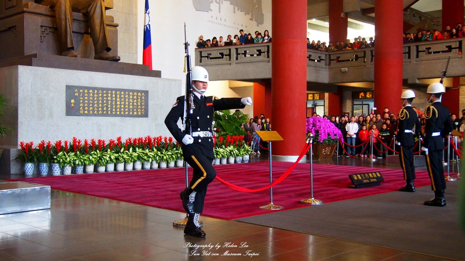 表演的士兵是台湾三军仪仗队的士兵,耍枪表演是交接仪式的精华所在.