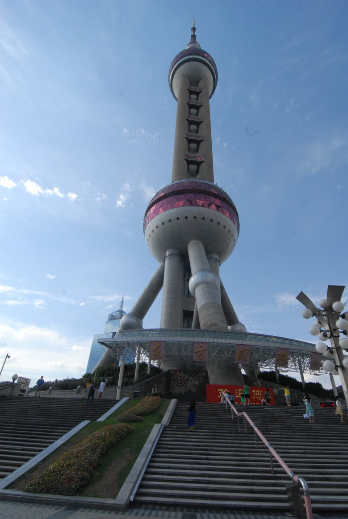 东方明珠的旋转餐厅非常具有特色东方明珠旋转餐厅是东方明珠的特色之