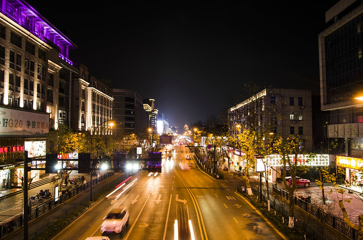 想的都是真是一个适合情侣散步的地方啊~杭州市区街头夜景