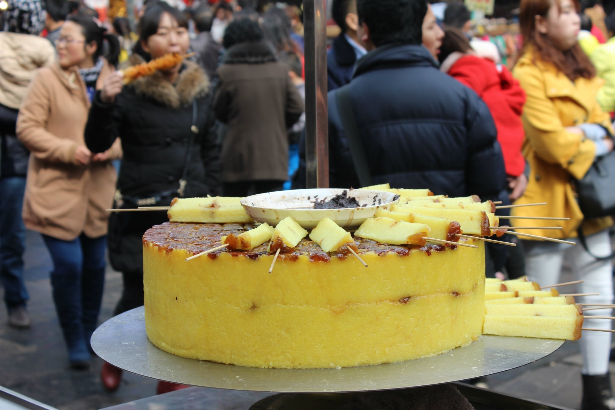 回民街是一条美食街,不需要门票.烤肉串.在西宁的时候也看到过好多.