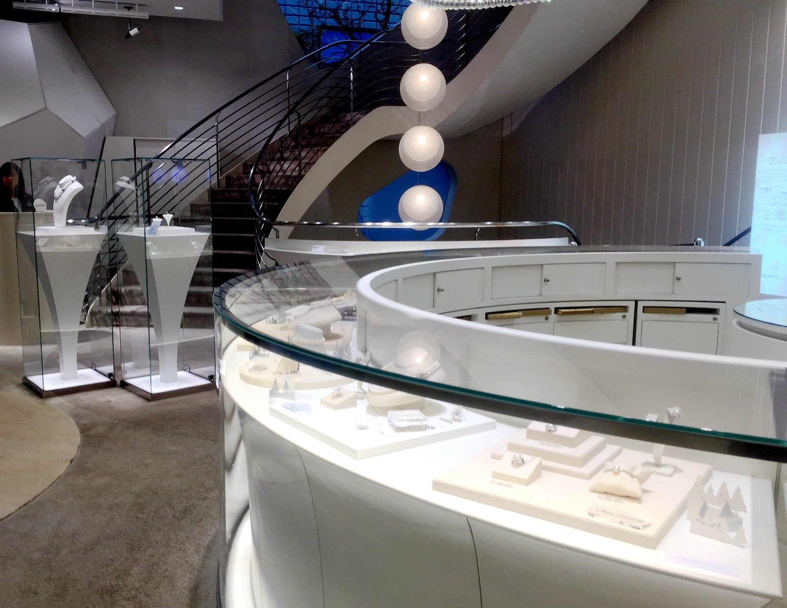 确认好商品后店员会包装有红色的带mikimoto字样的红色丝带和手提袋