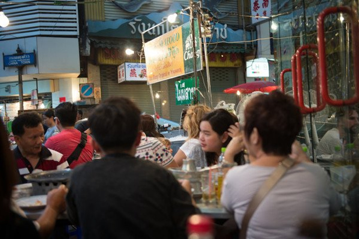 2018中国城夜晚很热闹,来曼谷的外国人喜欢到