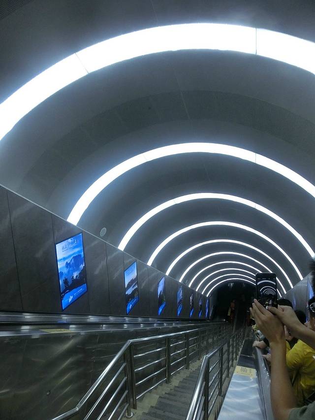 天门山穿山自动扶梯